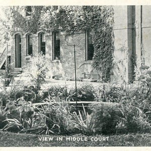 Carte postale Vue précoce de la cour du milieu de l'Illinois Woman's College, Jacksonville, Illinois