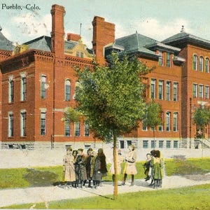 Cartão postal Vista inicial da Fountain School em Pueblo, CO. W5