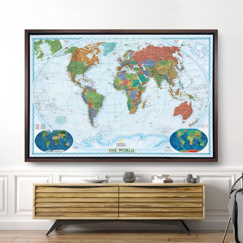 Mapa mundial de viajes: Lienzo con chinchetas y título personalizado (enmarcado o con bastidor). imagen 1