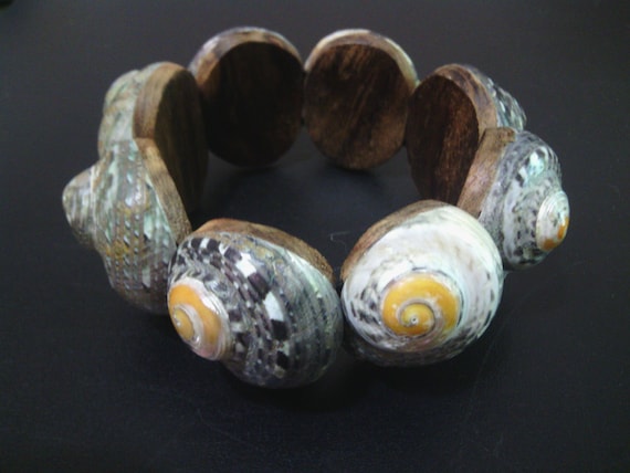 Stretchable seashell bracelet