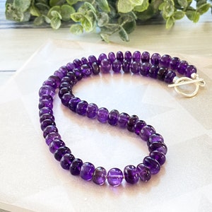 Collier en améthyste : grosses perles rondelles violettes, fermoir en argent sterling