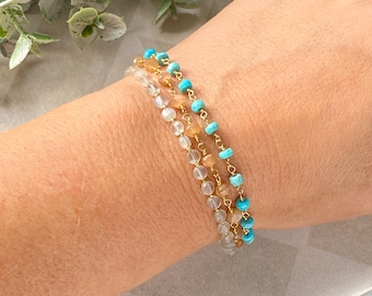 Pulsera de turquesa y piedra lunar: apilamiento de piedras preciosas envuelto en alambre de oro de 14 k
