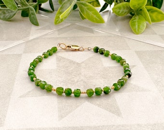 Chrome diopside armband, groene minimalistische armband, natuurlijke kleine stenen, kleine sierlijke sieraden, groene en gouden sieraden, in blokjes gesneden edelsteen