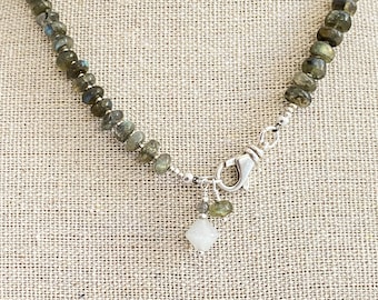 Collier labradorite et pierre de lune, collier à fermoir en argent sur le devant, collier à breloques bohème, collier gris bonbon, tour de cou, cadeau bijoux de demoiselle d'honneur