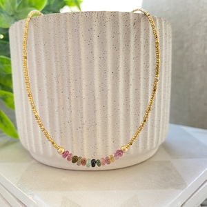 Collier tourmaline pastèque : tour de cou arc-en-ciel avec perles de rocaille en or 14 carats