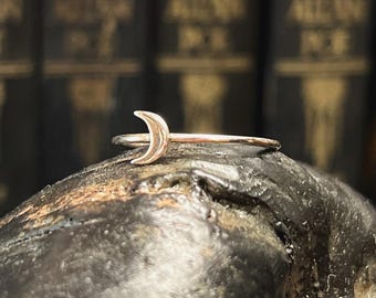 Anillo de luna creciente delicada de Halloween, plata de ley
