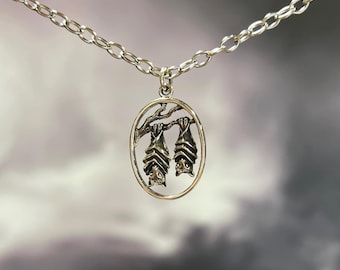 Collar de Halloween con mamá murciélago y bebé murciélago en una rama, plata de ley, cadena de 40 cm.