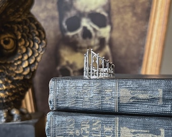 Anillo ajustable con diseño de puerta gótica, plata de ley.