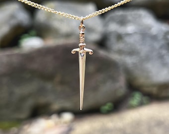 Collar con espada medieval, plata de ley, cadena chapada en oro de 45 cm.