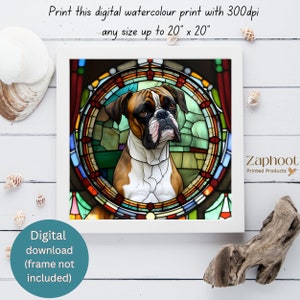 Può includere: Un'immagine digitale ad acquerello di un Boxer in stile vetrata. Il cane è marrone e bianco con il naso nero ed è circondato da un motivo di vetrata colorata. La stampa è disponibile in dimensioni fino a 50,8 cm per 50,8 cm.