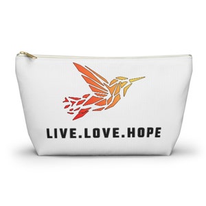 Puede incluir: Bolsa blanca con cremallera con un diseño de colibrí geométrico de colores y el texto "LIVE.LOVE.HOPE" en negro.