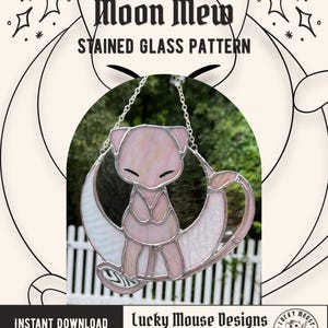 Könnte beinhalten: Ein Buntglas-Suncatcher mit einem rosa katzenartigen Wesen, das auf einer Mondsichel sitzt. Das Stück ist mit silbernem Metall eingefasst und hängt an einer silbernen Kette. Der Text lautet Moon Mew Stained Glass Pattern und Lucky Mouse Designs.