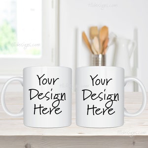 Download istantaneo del mockup di un set di tazze bianche da 11 once in una cucina moderna e pulita con sfondo di utensili da cucina