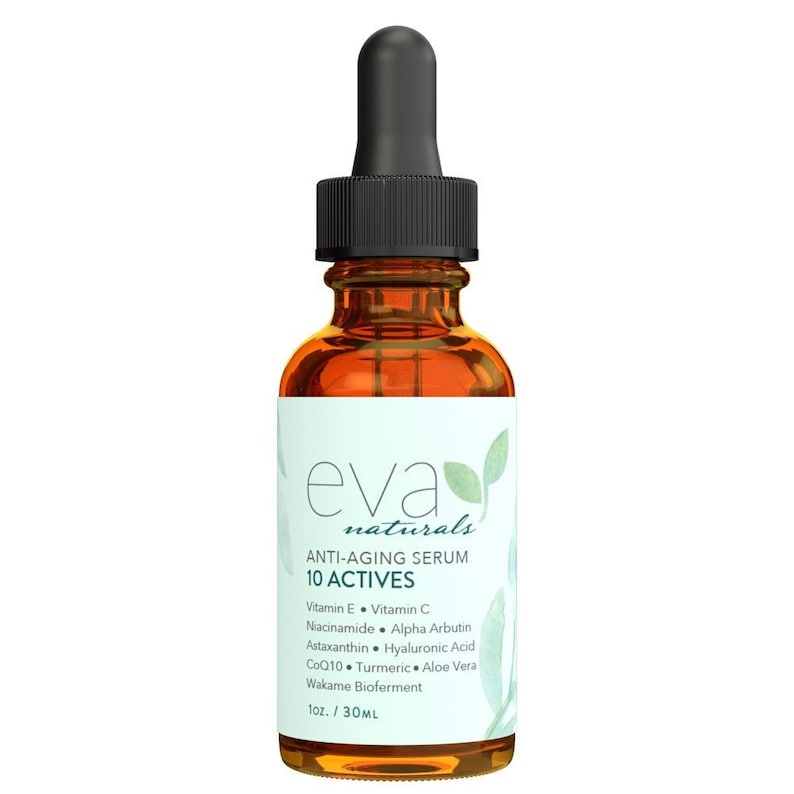 Puede incluir: Una botella de vidrio marr&oacute;n con un gotero que contiene un suero antienvejecimiento llamado "eva naturals". La etiqueta enumera 10 ingredientes activos, que incluyen vitamina E, vitamina C, niacinamida, alfa-arbutina, astaxantina, &aacute;cido hialur&oacute;nico, CoQ10, c&uacute;rcuma, aloe vera y biofermento de wakame. La botella contiene 1 onza o 30 mililitros de suero.