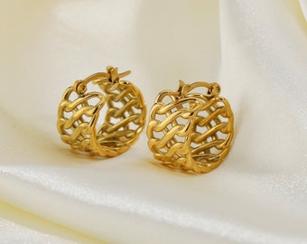 Petites boucles d’oreilles en cerceau, bijoux minimalistes, boucles d’oreilles délicates, cerceaux torsadés, petits cerceaux en or, boucles d’oreilles en spirale, boucles d’oreilles en or simples