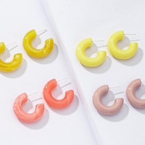 Boucle d’oreille en résine, boucle d’oreille d’été, boucle d’oreille Chunky Hoop, petite boucle d’oreille en résine, boucles d’oreilles minimalistes, petite boucle d’oreille cerceau