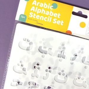 Peut inclure: Un ensemble de 3 pochoirs d'alphabet arabe, chacun mesurant 20,3 x 25,4 cm. Les pochoirs sont blancs et présentent l'alphabet arabe dans une police claire et audacieuse.