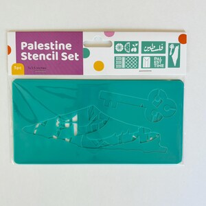 Könnte beinhalten: Ein Set mit 5 Palästina-Schablonen auf einem blaugrünen Hintergrund. Die Schablonen beinhalten einen Schlüssel, ein traditionelles palästinensisches Muster und die Worte "Palästina" in Arabisch und Englisch. Die Schablonen sind 17,8 x 12,7 cm groß.