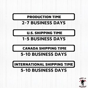 Puede incluir: Gr&aacute;fico en blanco y negro con texto que describe los tiempos de producci&oacute;n y env&iacute;o de los pedidos. El tiempo de producci&oacute;n es de 2 a 7 d&iacute;as h&aacute;biles. El tiempo de env&iacute;o a Espa&ntilde;a es de 1 a 5 d&iacute;as h&aacute;biles. Los tiempos de env&iacute;o a Canad&aacute; e internacional son de 5 a 10 d&iacute;as h&aacute;biles.