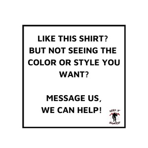 Puede incluir: Texto en blanco y negro sobre un fondo blanco con un borde negro. El texto dice: "&iquest;Te gusta esta camiseta? Pero no ves el color o el estilo que quieres? &iexcl;Escr&iacute;benos, podemos ayudarte!" Un peque&ntilde;o logotipo rojo y negro con el texto "Keep it Squatchy" est&aacute; en la esquina inferior derecha.