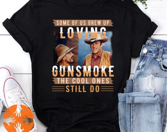 Niektórzy z nas dorastali kochając Gunsmoke, a ci fajni nadal kochają. Koszulka w stylu vintage, koszulka Gunsmoke. Koszulka z filmami Gunsmoke.