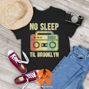 No Sleep Til Brooklyn Old School camiseta vintage estéreo portátil, camisa para amantes de la música, camisa de rock & roll, camiseta de regalo para ti y tus amigos