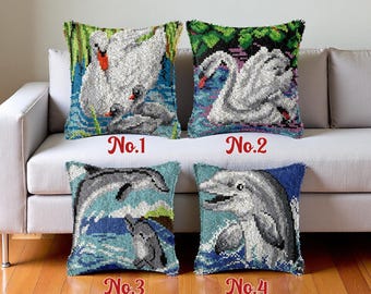 Kit de bordado con gancho de pestillo "Delfines y cisnes", lienzo preimpreso (43 x 43 cm)