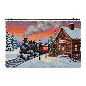 Puede incluir: Un tapiz de pared con temática navideña que representa un tren, una estación cubierta de nieve y un árbol de Navidad decorado. El tren es negro y rojo, con humo saliendo de su chimenea. La estación tiene un letrero que dice "Christmas".