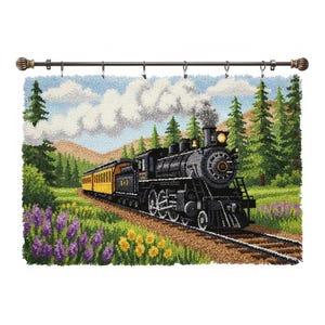 Puede incluir: Una detallada obra de arte textil que representa un tren de vapor negro vintage con un vagón amarillo, viajando a través de un exuberante paisaje verde con flores silvestres moradas y amarillas. La escena incluye un cielo azul con nubes blancas y altos pinos verdes.