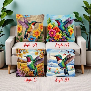 Könnte beinhalten: Vier dekorative Kissen mit Kolibri-Designs. Jedes Kissen zeigt einen anderen Hintergrund und eine andere Blumenanordnung. Die Stile A, B, C und D sind in roter Schrift beschriftet. Die Kissen befinden sich auf einem hellen Sofa.