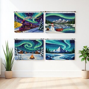 Puede incluir: Cuatro tapices de pared con escenas invernales. Cada tapiz representa una escena diferente de la aurora boreal, con un tren, un muñeco de nieve, cabañas y una montaña. Los tapices están colgados en una pared blanca.