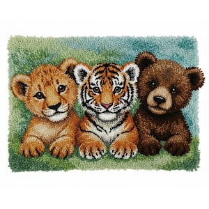 Peut inclure: Un tapis artisanal représentant trois adorables bébés animaux : un lionceau, un tigreau et un ourson. Le tapis a un fond vert et bleu, avec les petits en nuances de marron et d'orange. Le tapis est fait de fil.