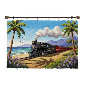 Puede incluir: Un tapiz decorativo para colgar en la pared que representa un tren de vapor negro con vagones rojos en una playa. Hay palmeras, el mar y montañas en el fondo. Montado en una barra de cortina de color bronce.
