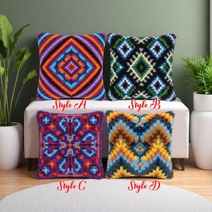 Könnte beinhalten: Vier quadratische Zierkissen mit geometrischen Mustern. Stil A hat ein Rautenmuster in Lila, Orange und Blau. Stil B hat einen schwarzen Hintergrund mit grünen und weißen Rautenformen. Stil C ist lila mit einem blau-roten Design. Stil D hat ein blaues, gelbes und braunes Muster.