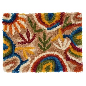 Può includere: Un tappeto rettangolare, fatto a mano, con sfondo beige. Il tappeto presenta disegni astratti colorati, tra cui arcobaleni, raggi di sole e forme di foglie in tonalità di blu, arancione, giallo, verde e rosso. Le dimensioni del tappeto non sono visibili.