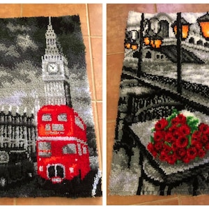 Op de afbeelding: Twee decoratieve tapijten met een Londense thema. E&eacute;n toont de Big Ben en een rode dubbeldekkerbus tegen een zwart-wit-grijze achtergrond. De andere toont een straatbeeld met straatlantaarns en een boeket rode bloemen.