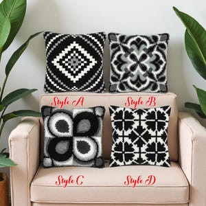 Könnte beinhalten: Vier quadratische dekorative Kissen mit geometrischen Mustern in Schwarz, Weiß und Grau. Die Stile A, B, C und D werden auf einem beigen Sofa präsentiert. Die Kissen haben ein strukturiertes, getuftetes Aussehen, mit den Stilenamen in Rot gedruckt.