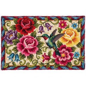 Peut inclure: Un tapis de tapisserie coloré représentant un colibri et diverses fleurs. Le tapis présente un colibri aux teintes vertes, bleues et rouges, entouré de roses rouges, roses, jaunes et violettes. La bordure est un mélange de bleu et de rouge.