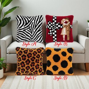 Pode incluir: Quatro almofadas decorativas com diferentes designs. O estilo A apresenta uma estampa de zebra em preto e branco. O estilo B tem um fundo vermelho com um laço xadrez em preto e branco e um casal se abraçando. O estilo C tem uma estampa de leopardo. O estilo D tem grandes bolinhas pretas em fundo laranja.