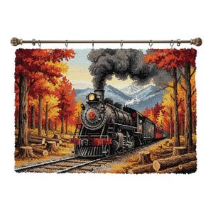 Puede incluir: Un tapiz detallado que representa un tren de vapor vintage que viaja por un bosque otoñal. El tren es negro y rojo, con una gran columna de humo. Los árboles son de color rojo, naranja y amarillo. El tapiz está colgado de una barra decorativa.