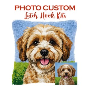 Op de afbeelding: Een aangepaste latch hook kit met een gedetailleerd portret van een hond met bruin en wit haar, een roze tong en zwarte ogen. De achtergrond is blauw en groen. De tekst "PHOTO CUSTOM Latch Hook Kits" staat bovenaan.