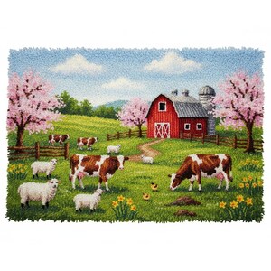Könnte beinhalten: Eine farbenfrohe Stickerei mit einer Farm mit roter Scheune, Kühen, Schafen und blühenden rosa Bäumen. Die grüne Wiese ist mit gelben Blumen unter einem blauen Himmel mit flauschigen weißen Wolken übersät. Ein bezauberndes, ländliches Design.