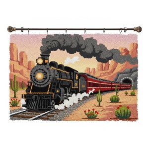 Puede incluir: Tapiz detallado que representa un tren de vapor que viaja por un paisaje desértico. El tren es negro y rojo, con una gran chimenea que emite humo oscuro. El fondo presenta cactus, formaciones rocosas y un cielo al atardecer. El tapiz está montado en una barra decorativa.