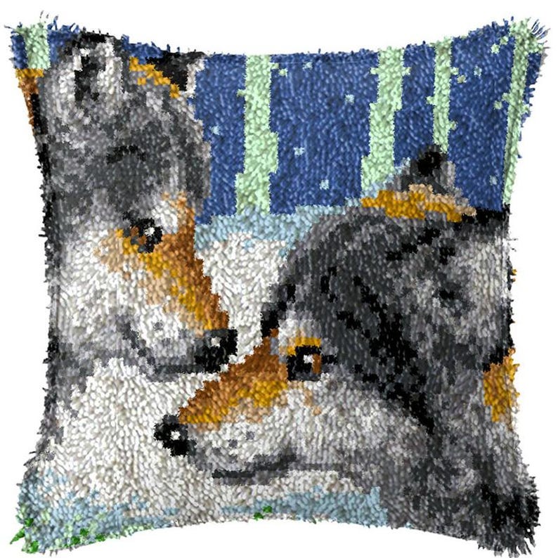 以下が含まれることがあります： 2匹のオオカミの顔が描かれたカラフルなデザインのぬいぐるみ枕。オオカミは灰色と茶色で、黒い目と鼻をしています。背景は青と緑のストライプ模様で、白い星が散りばめられています。