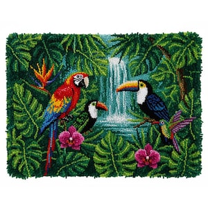Puede incluir: Un tapiz vibrante y texturizado que presenta una exuberante escena de la jungla. Un guacamayo rojo, azul y amarillo, un tucán y un colibrí están posados entre el follaje verde, con una cascada de fondo. Orquídeas rosas y una flor de ave del paraíso añaden color.