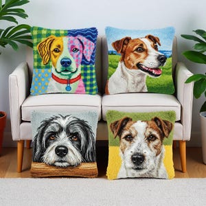Può includere: Quattro cuscini decorativi quadrati con ritratti di cani. Un cuscino presenta un colorato volto di cane patchwork, gli altri raffigurano volti di cani realistici. I cuscini hanno un aspetto strutturato e tessuto.