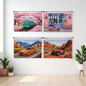 Puede incluir: Cuatro tapices de pared enmarcados con diseños texturizados y coloridos. Las imágenes representan un tren en un paisaje de cerezos en flor, una cafetería con una scooter, un coche deportivo en una carretera de montaña y un vehículo todoterreno en un desierto.