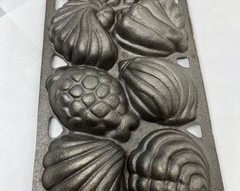 Vintage 1989 John Wright Co Cast Iron Baking Pan, Shell Designs