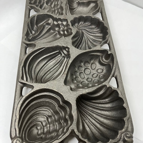 Vintage 1989 John Wright Co Cast Iron Baking Pan, Shell Designs, Cast in USA