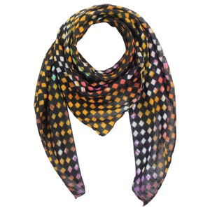 Könnte beinhalten: Ein schwarzer Schal mit einem sich wiederholenden Muster aus bunten Quadraten in den Farbtönen Orange, Gelb, Rosa, Lila und Weiß. Der Schal ist drapiert und zeigt seinen leichten Stoff und das lebendige Design.
